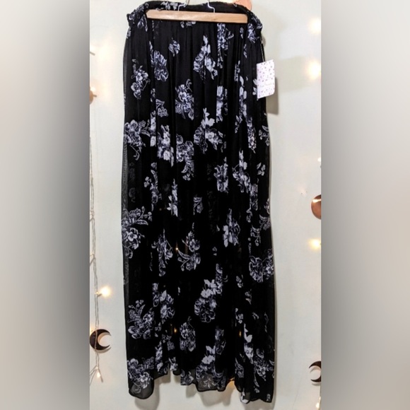 Free people Lydia skirt. Black and white floral with black solid under skirt. - Picture 8 of 10